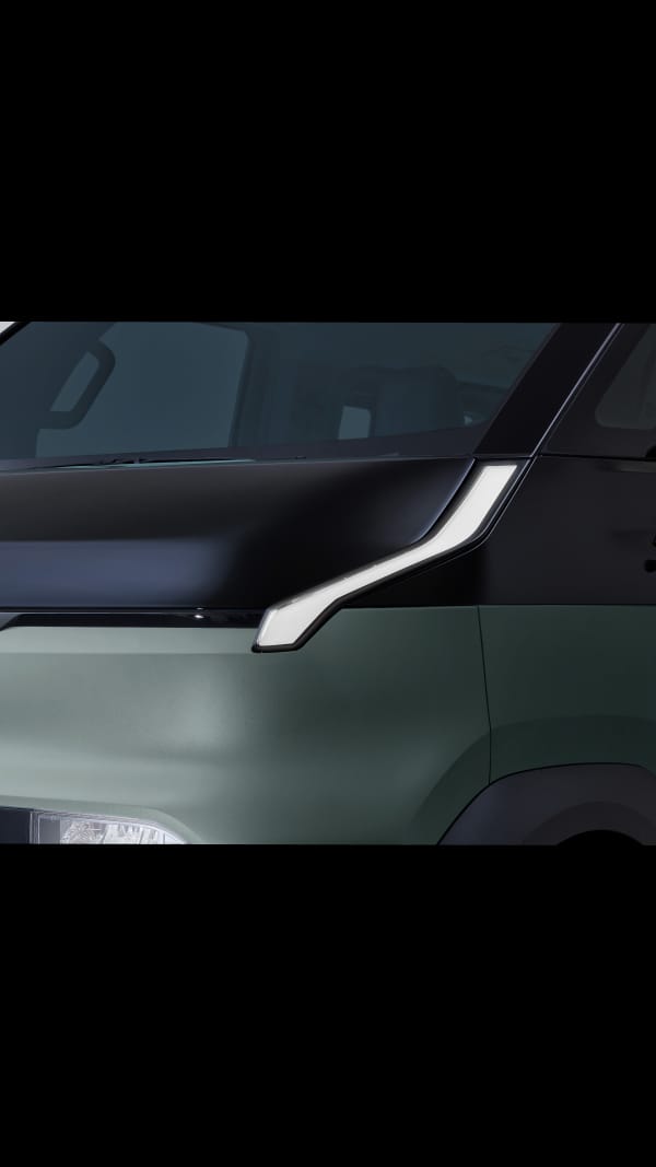 Nahaufnahme des Frontscheinwerfers und der Motorhaube des Kia PV5 WAV
